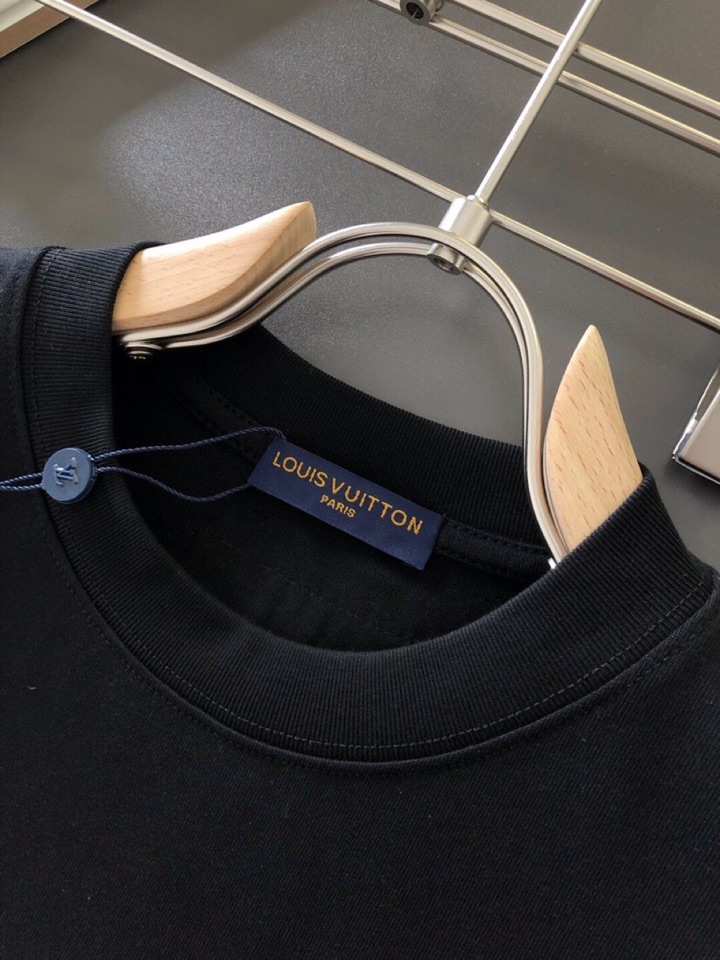 Louis Vuitton 路易威登 LV 驴牌（高版本）\n2026SS春夏最新款圆领时尚短袖T恤，官