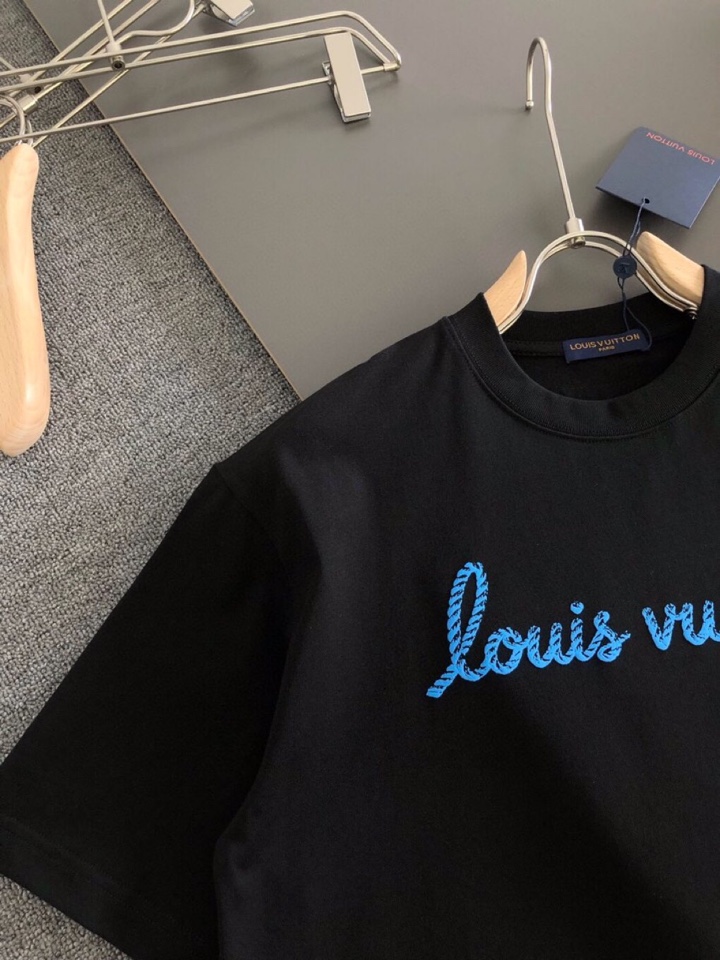Louis Vuitton 路易威登 LV 驴牌（高版本）\n2026SS春夏最新款圆领时尚短袖T恤，官