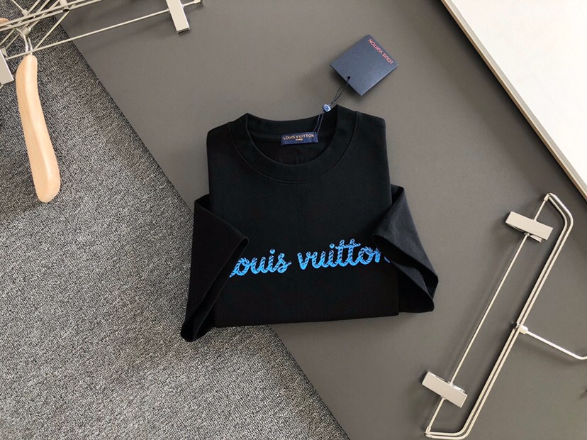 Louis Vuitton 路易威登 LV 驴牌（高版本）\n2026SS春夏最新款圆领时尚短袖T恤，官