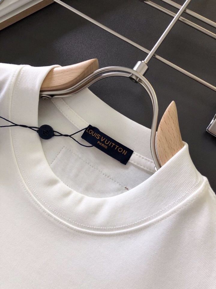 Louis Vuitton 路易威登 LV 驴牌（高版本）\n2026SS春夏最新款圆领时尚短袖T恤，官