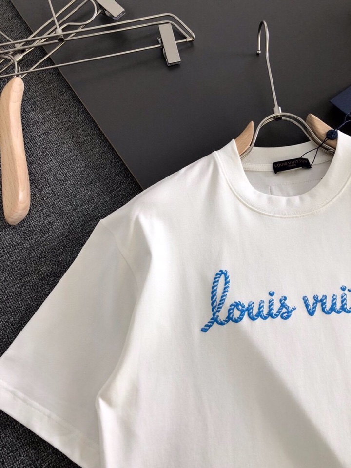 Louis Vuitton 路易威登 LV 驴牌（高版本）\n2026SS春夏最新款圆领时尚短袖T恤，官