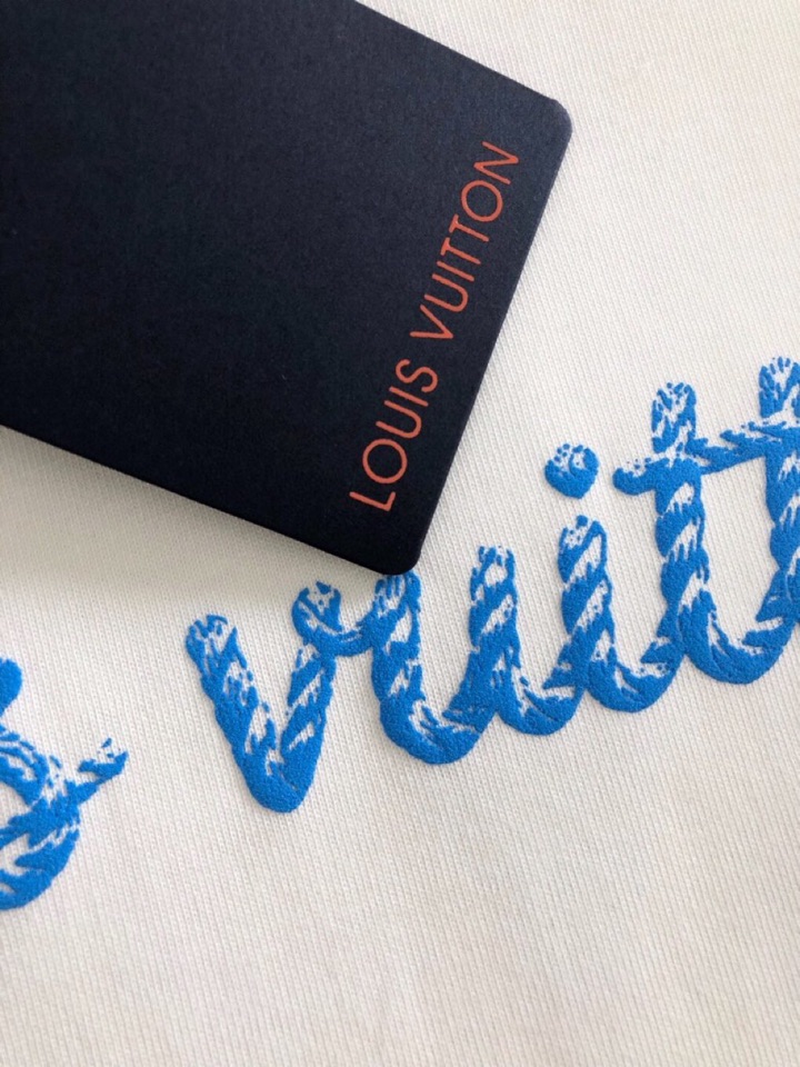 Louis Vuitton 路易威登 LV 驴牌（高版本）\n2026SS春夏最新款圆领时尚短袖T恤，官