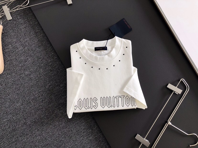 Louis Vuitton 路易威登 LV 驴牌（高版本）\n1V 2026SS春夏最新款圆领时尚短袖圆