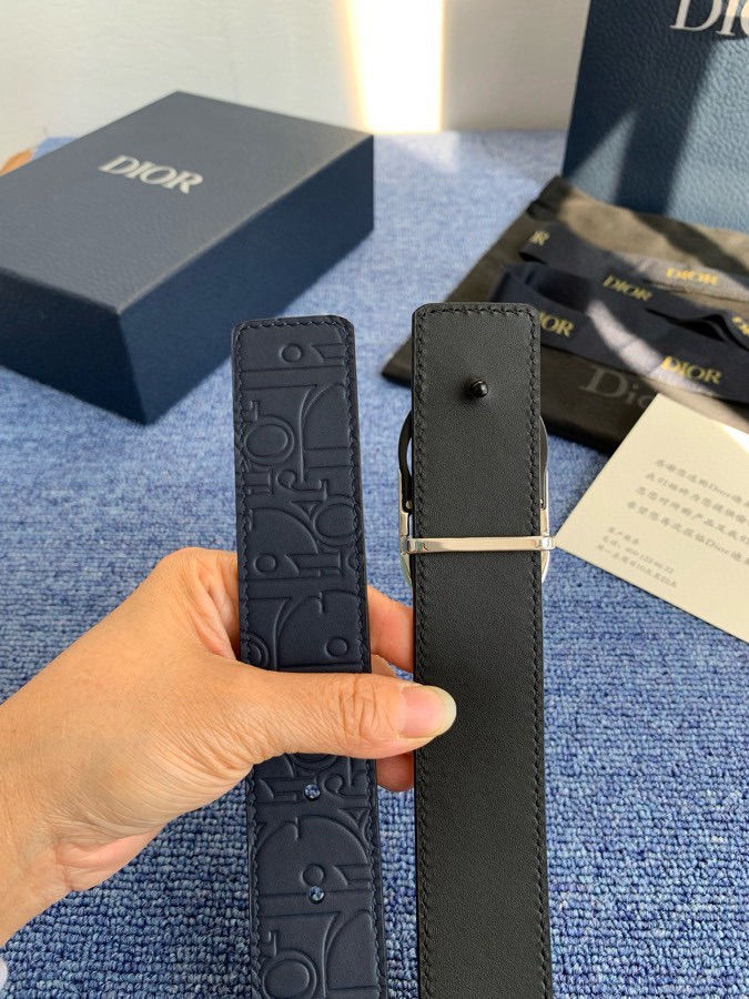 这款 35 毫米双面腰带结合典雅气质与摩登风范。 配一面采用黑色 Dior Gravity 印花效果皮革