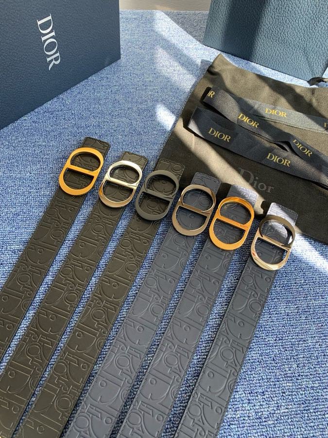这款 35 毫米双面腰带结合典雅气质与摩登风范。 配一面采用黑色 Dior Gravity 印花效果皮革