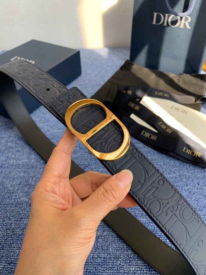 这款 35 毫米双面腰带结合典雅气质与摩登风范。 配一面采用黑色 Dior Gravity 印花效果皮革