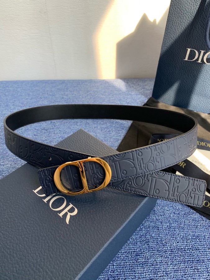 这款 35 毫米双面腰带结合典雅气质与摩登风范。 配一面采用黑色 Dior Gravity 印花效果皮革