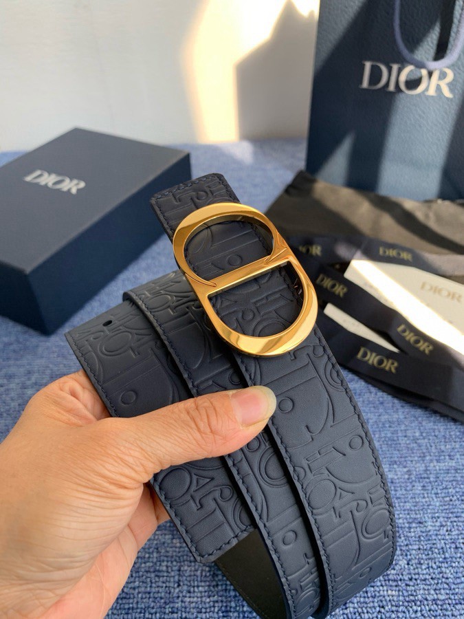 这款 35 毫米双面腰带结合典雅气质与摩登风范。 配一面采用黑色 Dior Gravity 印花效果皮革