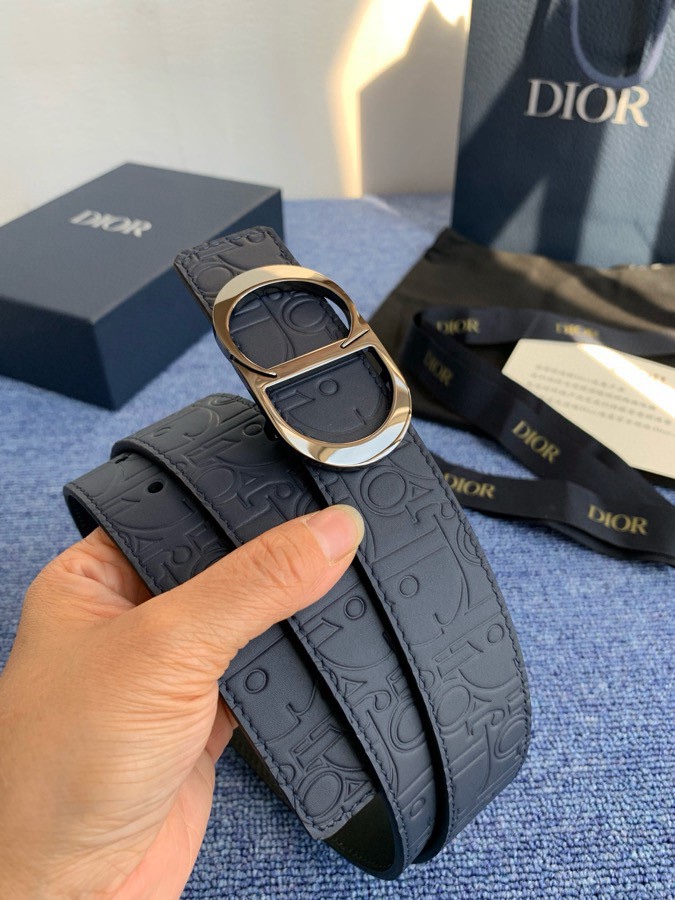 这款 35 毫米双面腰带结合典雅气质与摩登风范。 配一面采用黑色 Dior Gravity 印花效果皮革