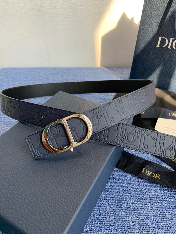 这款 35 毫米双面腰带结合典雅气质与摩登风范。 配一面采用黑色 Dior Gravity 印花效果皮革