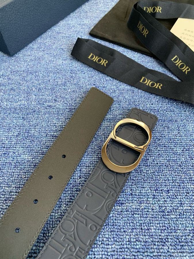 这款 35 毫米双面腰带结合典雅气质与摩登风范。 配一面采用黑色 Dior Gravity 印花效果皮革