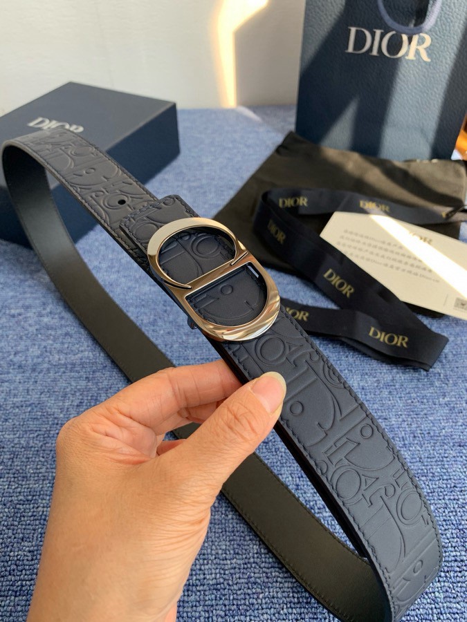 这款 35 毫米双面腰带结合典雅气质与摩登风范。 配一面采用黑色 Dior Gravity 印花效果皮革
