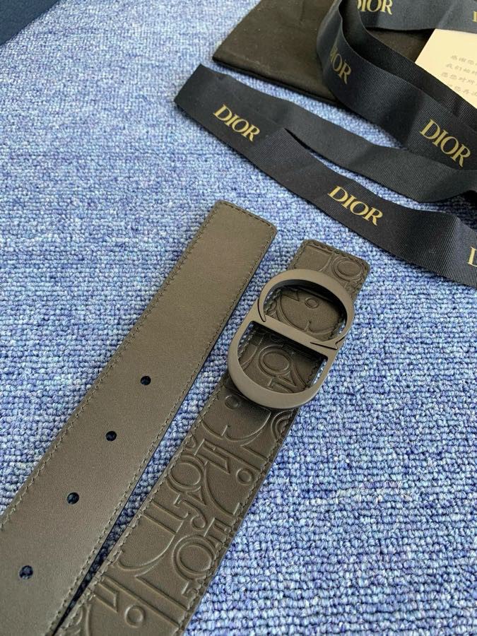这款 35 毫米双面腰带结合典雅气质与摩登风范。 配一面采用黑色 Dior Gravity 印花效果皮革