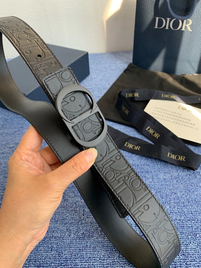 这款 35 毫米双面腰带结合典雅气质与摩登风范。 配一面采用黑色 Dior Gravity 印花效果皮革