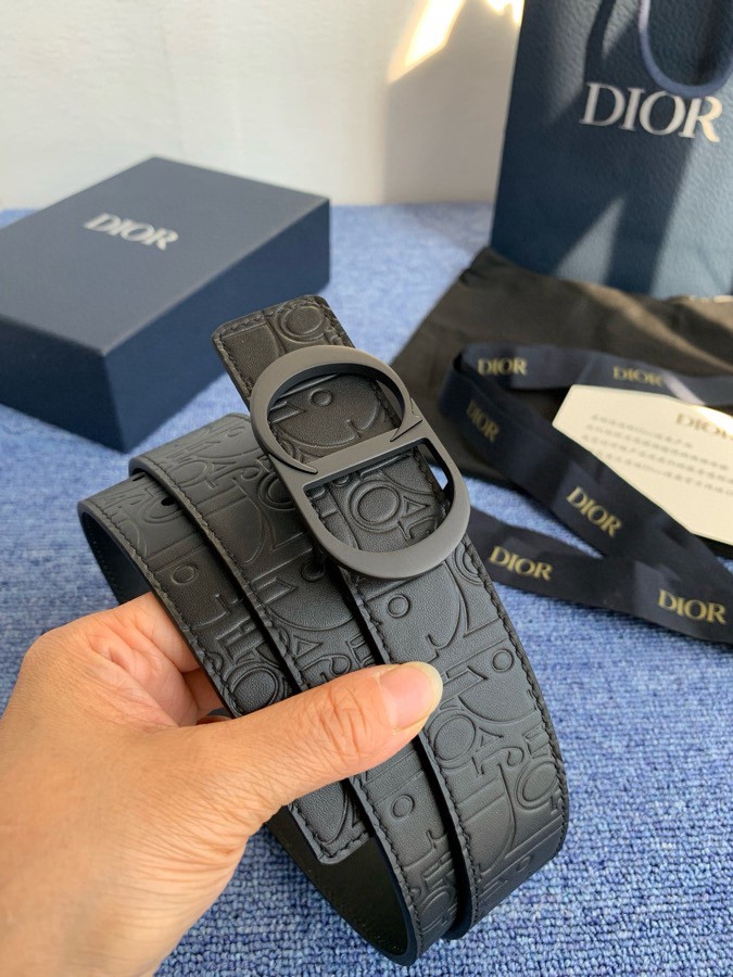 这款 35 毫米双面腰带结合典雅气质与摩登风范。 配一面采用黑色 Dior Gravity 印花效果皮革