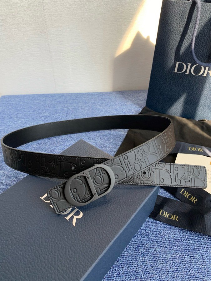 这款 35 毫米双面腰带结合典雅气质与摩登风范。 配一面采用黑色 Dior Gravity 印花效果皮革
