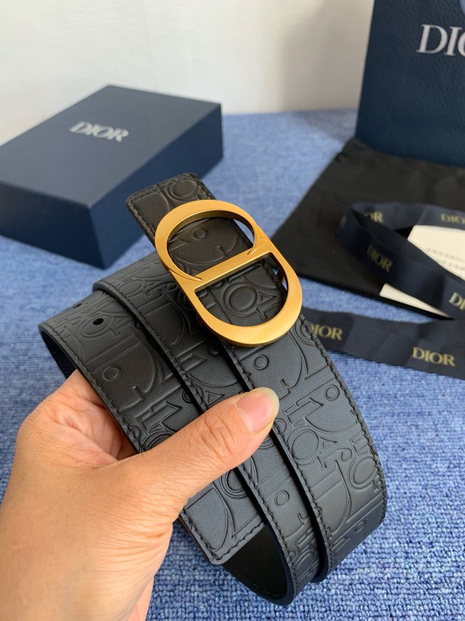 这款 35 毫米双面腰带结合典雅气质与摩登风范。 配一面采用黑色 Dior Gravity 印花效果皮革