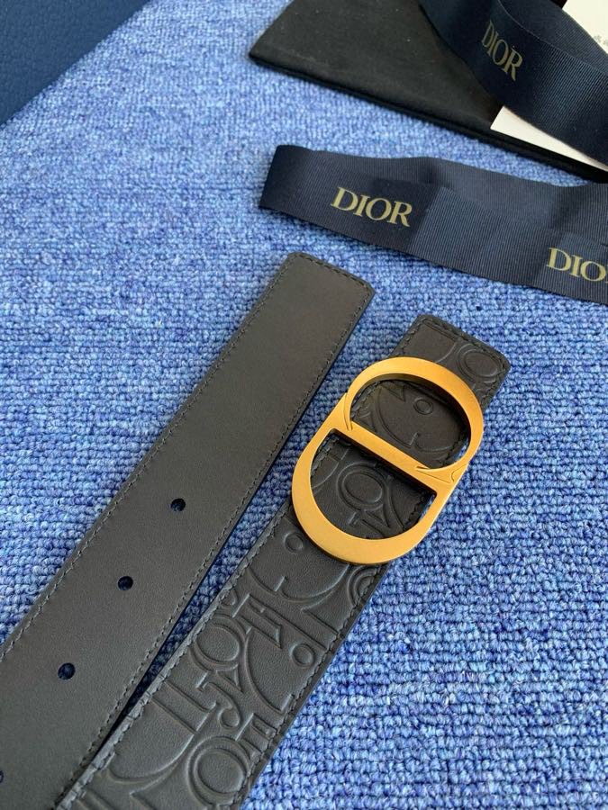 这款 35 毫米双面腰带结合典雅气质与摩登风范。 配一面采用黑色 Dior Gravity 印花效果皮革