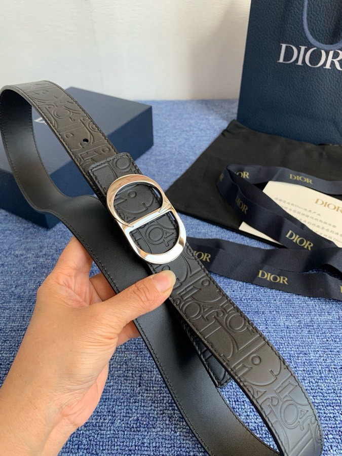 这款 35 毫米双面腰带结合典雅气质与摩登风范。 配一面采用黑色 Dior Gravity 印花效果皮革