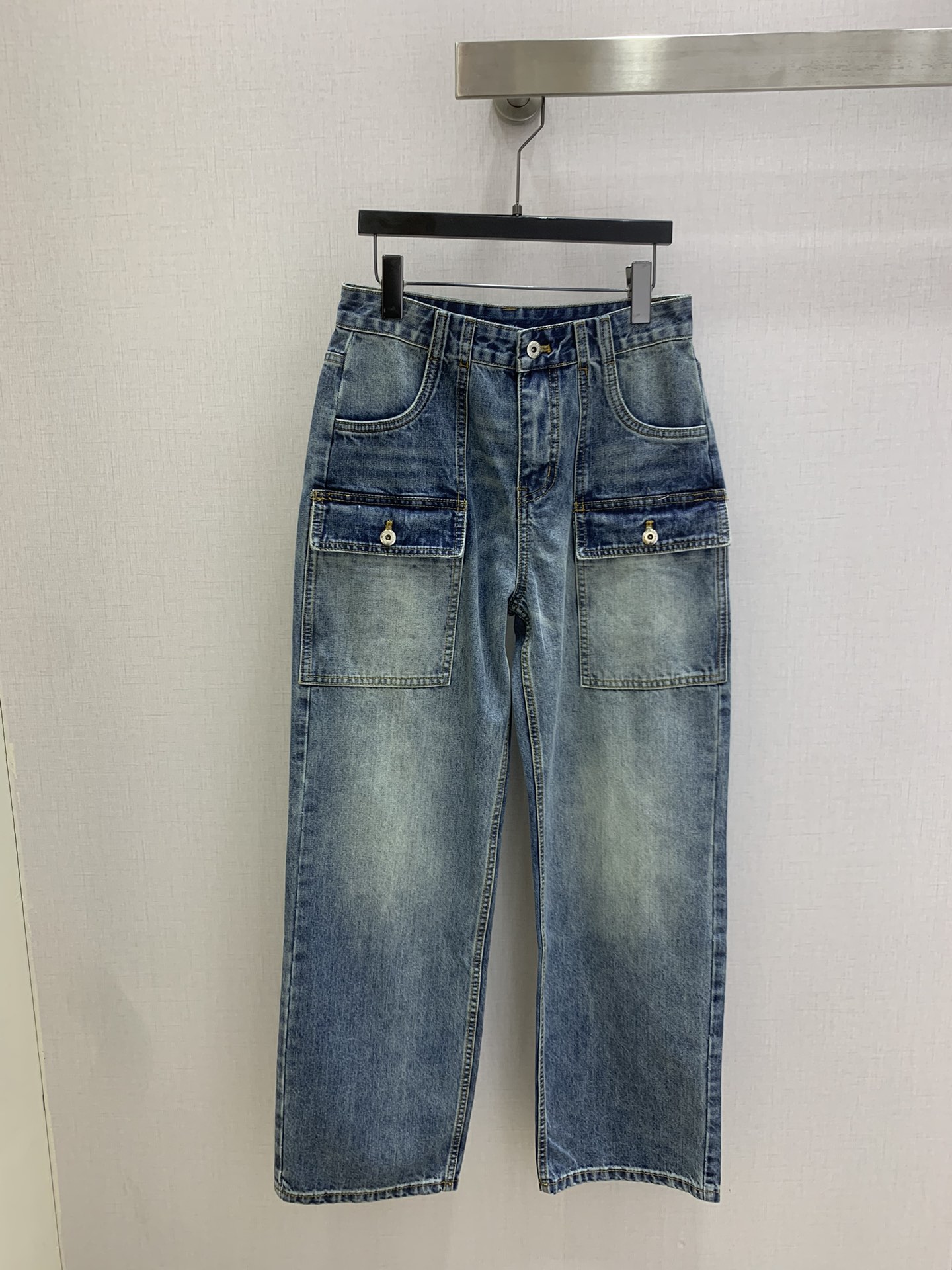 NO:794803,Highly recommended 26 early spring new style work pocket denim trousers. Work style inspiration defines the fit and patch pocket design of these denim denim trousers, showing the Miu iconic logo on the back in medium sand color, same style for men and women. One color SML code. High quality ABC,,miumiu,19860909强烈推荐 26早春新款 工装口袋牛仔长裤 工装风格灵感定义了这些丹宁牛仔长裤的版型和贴袋设计,呈现中等沙色背后Miu标志性logo,男女同款 一个色 SML码 高品质ABC,,miumiu,,Women's clothing