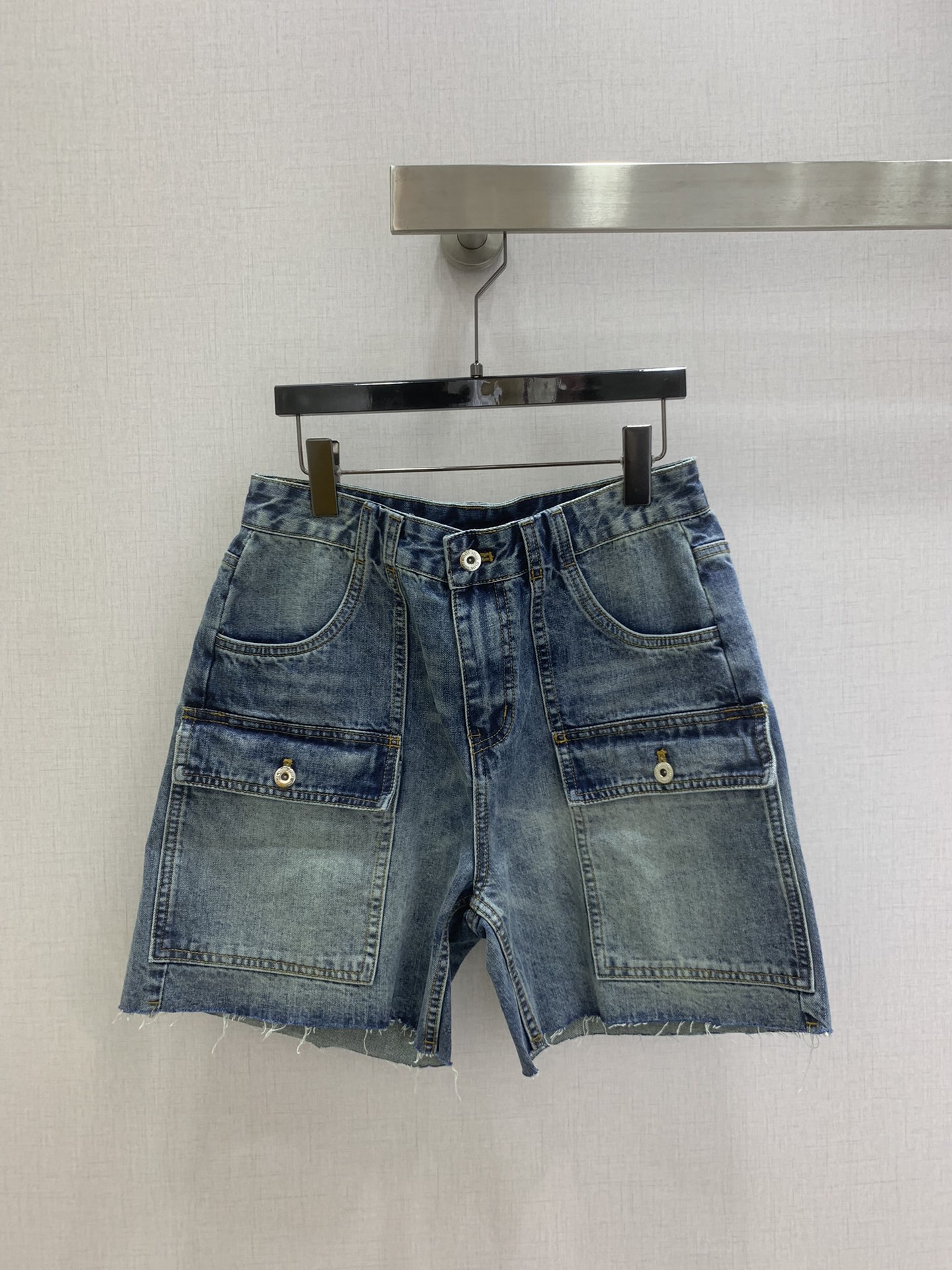 NO:794797,Highly recommend the new 26 early spring cargo pocket denim shorts!  Workwear style inspiration defines the fit and patch pockets of these denim Bermuda shorts, available in a medium sand color and signature raw hem. One color SML code High quality ABC,,shorts,19860909强烈推荐 26早春新款 工装口袋牛仔短裤！工装风格灵感定义了这些丹宁百慕大短裤的版型和贴袋设计,呈现中等沙色和标志性毛边下摆.一个色 SML码 高品质ABC,,shorts,,Women's clothing