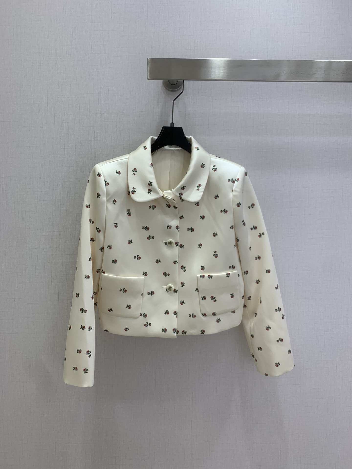 NO:794795,Highly recommended for the early spring of 26. Lapel floral double-pocket jacket. Sweet and gentle style floral lapel jacket. The background color is milky white. It is made of glossy satin material and feels smooth and soft. It has a high-end soft light effect. The classic doll collar design weakens the toughness of the suit and adds a sweet feeling. The exquisite bow pattern printed on the button echoes the overall sweet element and is full of details. The overall style is fresh and girly, very suitable for dates or daily outings. One color, SMLXL code, high quality ABC,,jackets &  coats, business suits,19860909强烈推荐 26早春新品 翻领碎花双口袋外套 甜美温柔风碎花翻领外套 底色为奶白色 采用光泽感缎面材质触感顺滑柔软 自带高级柔光效果 经典娃娃领设计弱化了西装的硬朗更增添了甜美感 纽扣上印有精致的蝴蝶结图案与整体甜美元素呼应细节感满满 整体风格清新又少女非常适合约会或日常出街一个色 SMLXL码 高品质ABC,,jackets & coats,business suit,,Women's clothing