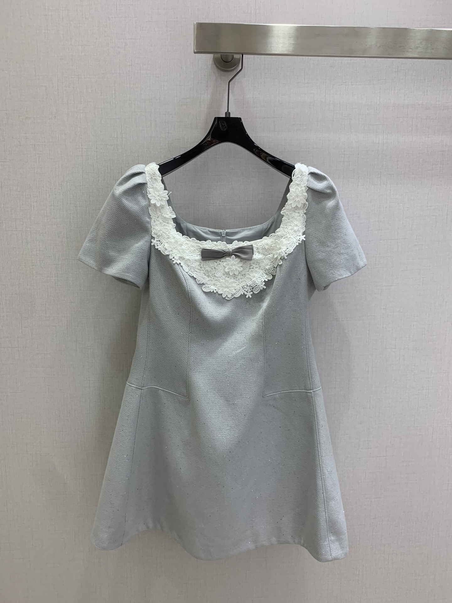 NO:794792,Highly recommended for 26th early spring new product, lace embroidered square neck short-sleeved dress, French style gray and blue dress. The fabric is full of shimmer and sophistication. The overall look is elegant and sweet. The retro square neck + lace splicing. The small bow in the middle is embellished with gentleness and sweetness. It can also modify the shoulder and neck lines. The custom-made fabric is high-grade and stiff. The short puff sleeve design adds a retro palace feel without looking bloated. It has the elegance and refinement of a lady and the softness of a sweet girl.  Gentle and noble, one color, SMLXL code, high quality ABC, skirts, T-shirt,19860909强烈推荐 26早春新品 蕾丝绣花方领短袖连衣裙 法式千金风灰蓝色连衣裙 面料带细闪精致感拉满 整体是优雅又甜美的大小姐感 复古方领+蕾丝花边拼接 中间小蝴蝶结点缀温柔又甜美 还能修饰肩颈线条 定制面料高级挺括 短款泡泡袖设计增添了复古宫廷感 同时不会显得臃肿 既有大小姐的优雅精致 又带着甜妹的软萌 温柔又显贵 一个色 SMLXL码 高品质ABC,,skirts,T-shirt,,Women's clothing