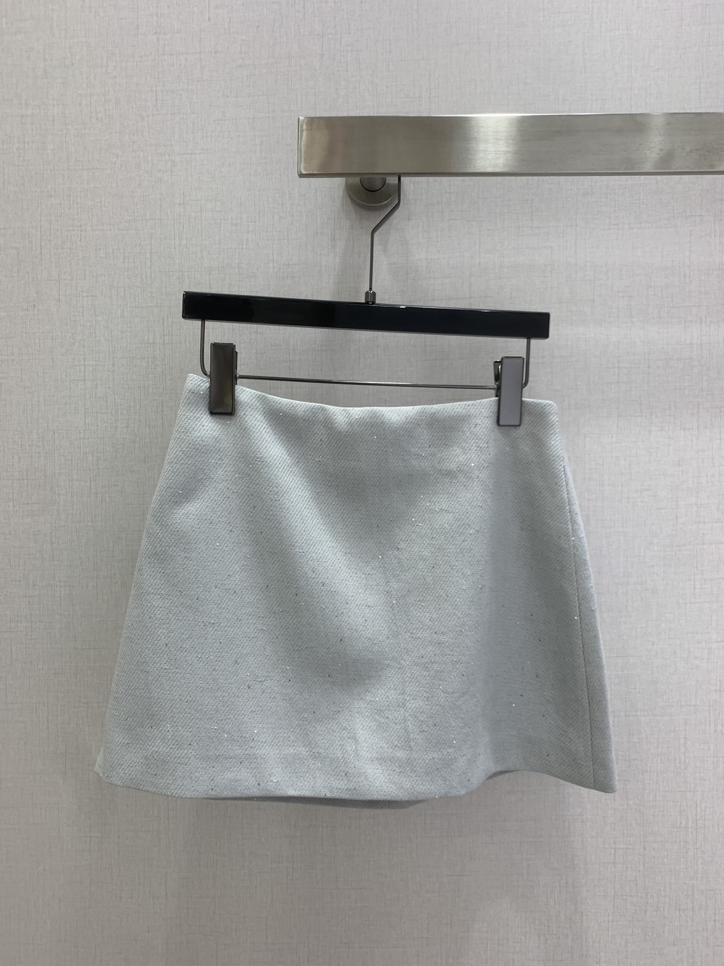 NO:794815,Highly recommended for 26 early spring new products. Minimalist zipper skirt. The white bow at the neckline is the visual focus of the whole look. The sleeveless short top + straight skirt is a set that looks girly. The white lace stitching on the edges adds a soft element. The light gray textured fabric has a delicate luster. The texture is stiff and not easy to wrinkle. The perfect combination of retro elegance and girlishness in one color. SMLXL code. High quality ABC,,skirts,19860909强烈推荐 26早春新品 极简拉链半裙 领口白色蝴蝶结是整套造型的视觉焦点 无袖短款上衣+直筒短裙一套穿搭少女感满满 边缘拼接白色蕾丝花边增添了柔美元素 浅灰色肌理感面料自带细腻光泽 质感挺括不易皱 复古优雅与少女感完美结合一个色 SMLXL码 高品质ABC,,skirts,,Women's clothing