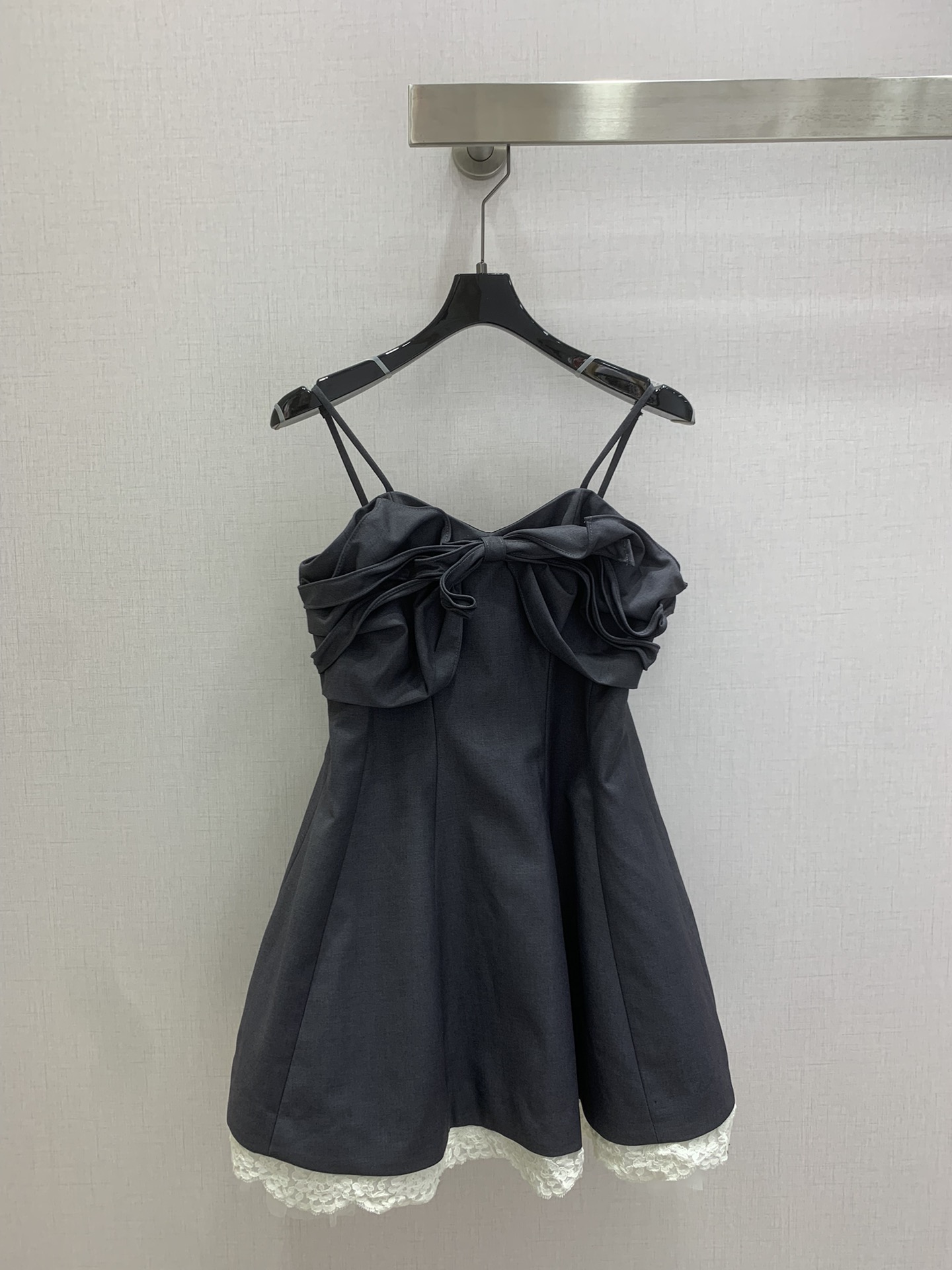 NO:794809,Highly recommended for the early spring of 26, the bow and lace suspender dress exposes the collarbone and shoulder and neck lines, which is retro and sexy. It can also modify the shoulder shape. It is a versatile item that is fashionable and advanced. The high-waist slim cut perfectly outlines the waist and hip curves. It is a typical hot girl style mini skirt!  One color SML code high quality ABC,,skirts,19860909强烈推荐 26早春新品 蝴蝶结拼蕾丝吊带连衣裙 露出锁骨与肩颈线条复古又性感纯欲 同时能修饰肩型 百搭单品时髦又高级 高腰修身剪裁完美勾勒腰臀曲线 是典型的辣妹风迷你裙型！一个色 SML码 高品质ABC,,skirts,,Women's clothing