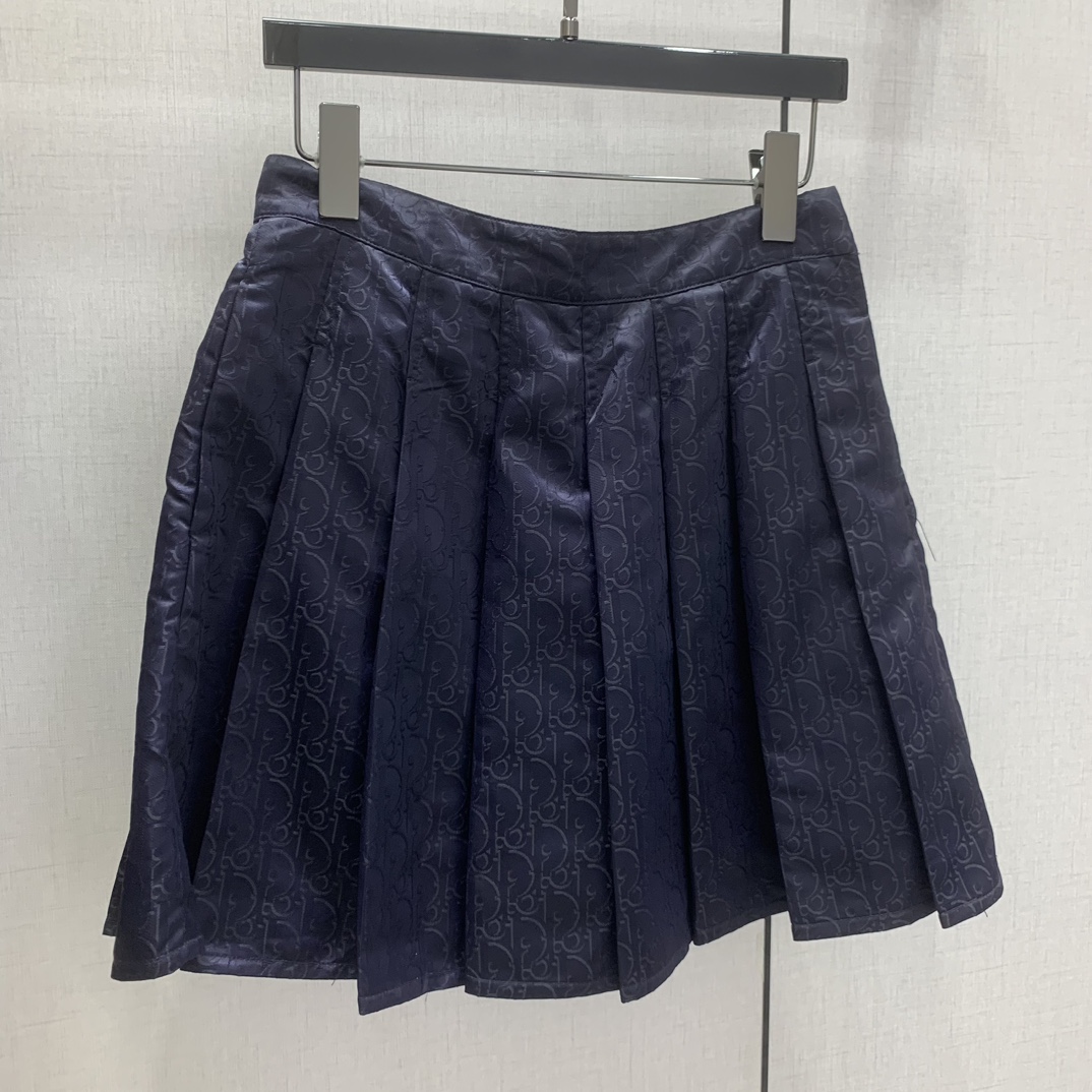 NO:794794,Highly recommended for the early spring of 26. Presbyopic dark pattern hooded jacket. Presbyopic pattern pleated skirt. Separate batches. High-end custom fabrics. The fabric is light and breathable. The looseness of the hooded jacket and the neatness of the pleated skirt are perfectly balanced. The sense of sophistication is welded to the body. The navy blue background makes people calm and dignified. The light green is fresh and refined. The all-over presbyopic pattern is low-key but recognizable. Paired with the same series of high-waisted A-line skirts. The upper body is super long.  Casual with French laziness. It can be easily held for daily outings, dates and commuting. Two colors SML code. High quality,,skirts,jackets & coats,jackets & coats,hats,19860909强烈推荐 26早春新款 老花暗纹连帽外套老花暗纹百褶半裙 分开批 高级定制面料 面料轻薄透气 连帽夹克的松弛感与百褶短裙的利落感完美平衡 把精致感焊在身上藏青底色衬得人沉稳又显贵 浅绿色清新脱俗 满印老花低调却自带辨识度 搭配同系列高腰A字半裙 一套上身超显长 休闲中透着法式慵懒 日常出街、约会通勤都能轻松hold住 两个色 SML码 高品,,skirts,jackets & coats,jackets & coats,hats,,Women's clothing