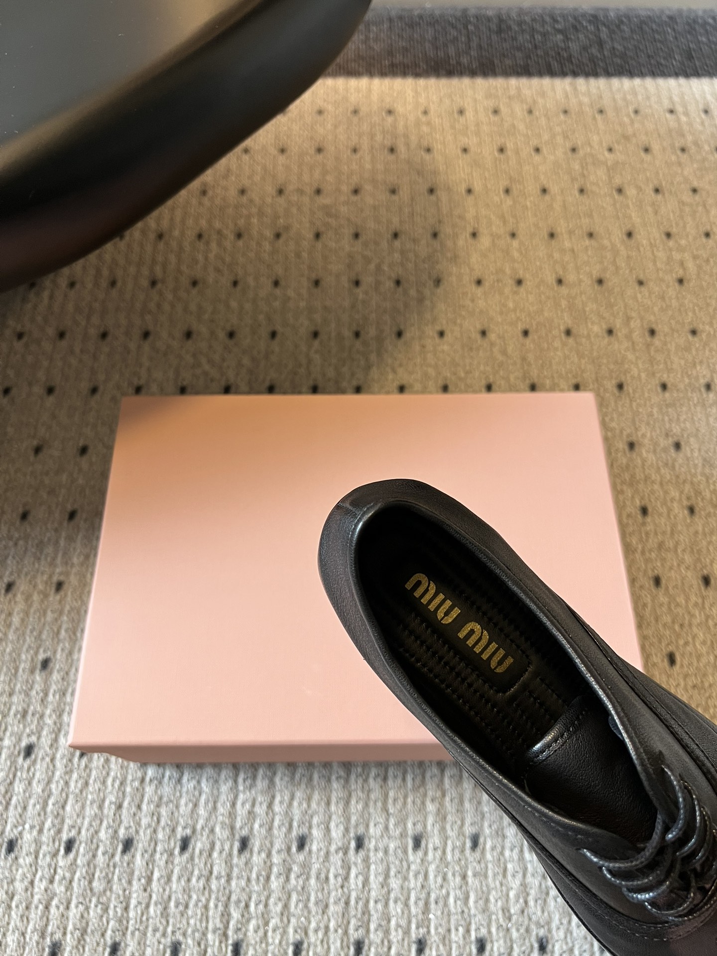 Miu Mi* 26ss 早春新款复古系带皮鞋甄选细腻头层牛皮，触感柔软细腻，越穿越有专属质感，经典牛津