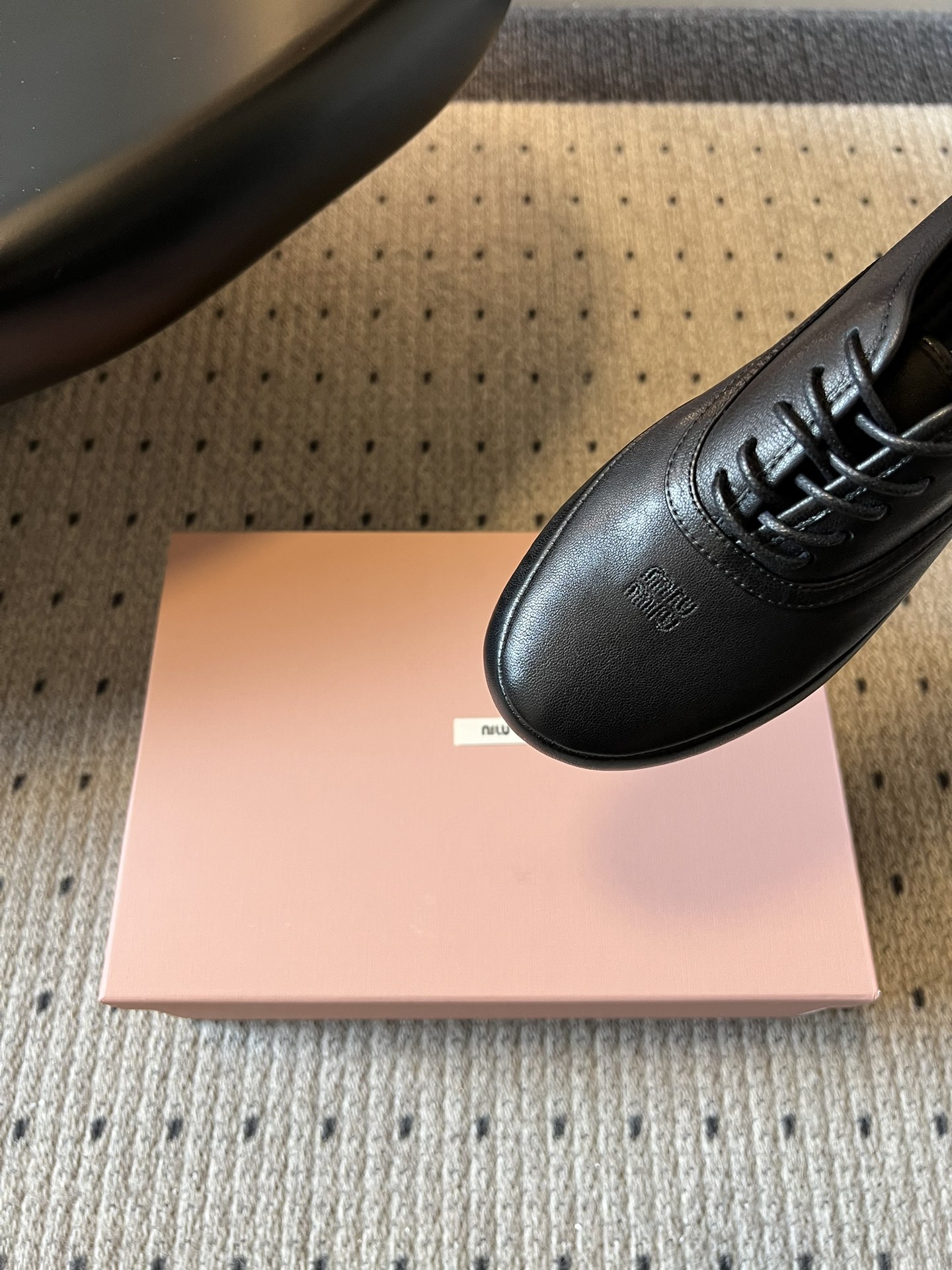 Miu Mi* 26ss 早春新款复古系带皮鞋甄选细腻头层牛皮，触感柔软细腻，越穿越有专属质感，经典牛津