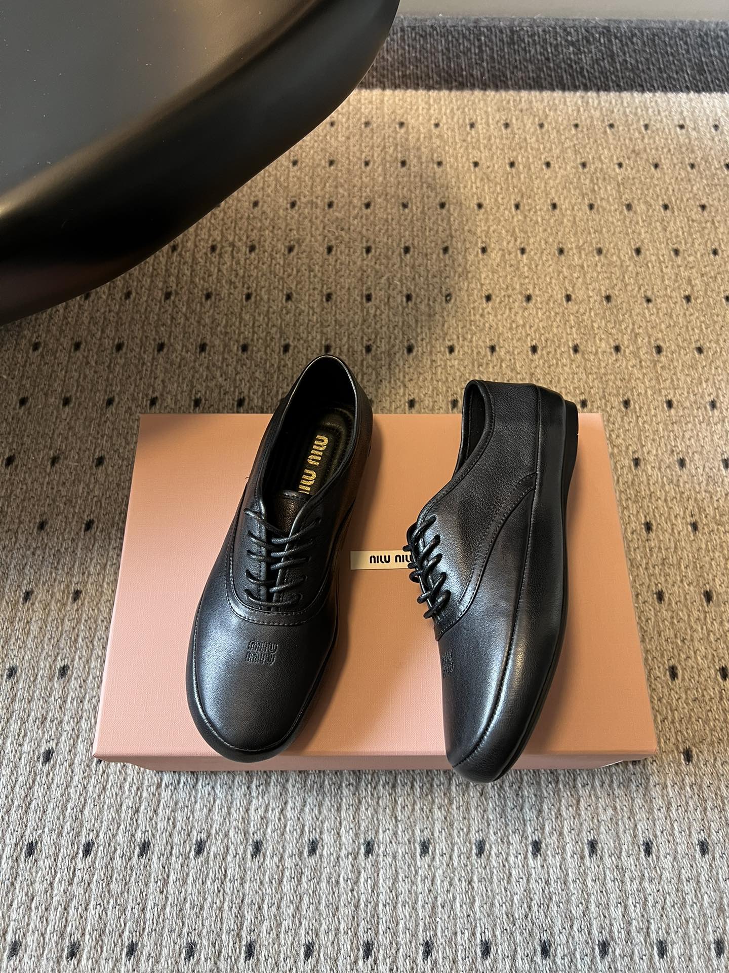 Miu Mi* 26ss 早春新款复古系带皮鞋甄选细腻头层牛皮，触感柔软细腻，越穿越有专属质感，经典牛津