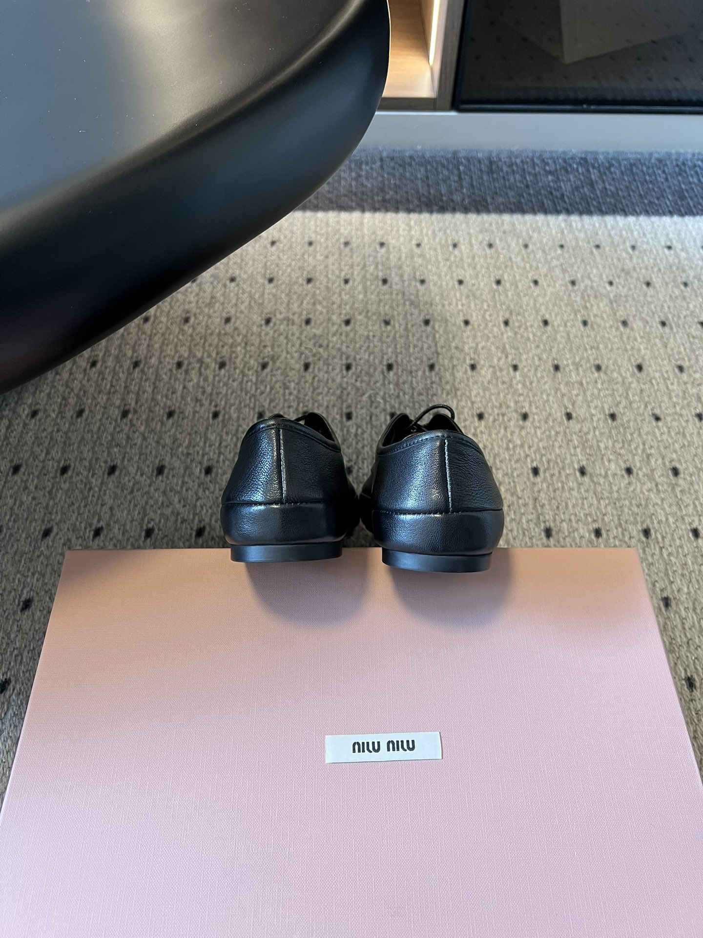 Miu Mi* 26ss 早春新款复古系带皮鞋甄选细腻头层牛皮，触感柔软细腻，越穿越有专属质感，经典牛津