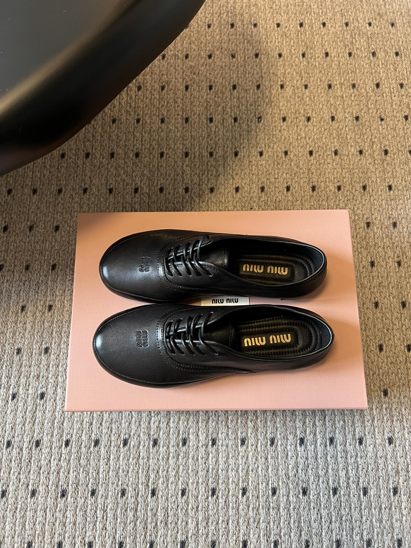 Miu Mi* 26ss 早春新款复古系带皮鞋甄选细腻头层牛皮，触感柔软细腻，越穿越有专属质感，经典牛津