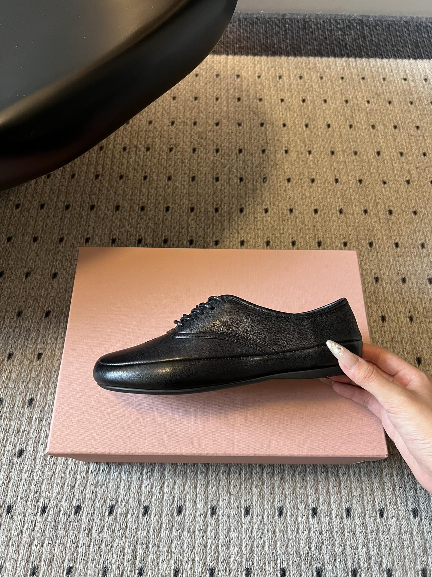 Miu Mi* 26ss 早春新款复古系带皮鞋甄选细腻头层牛皮，触感柔软细腻，越穿越有专属质感，经典牛津