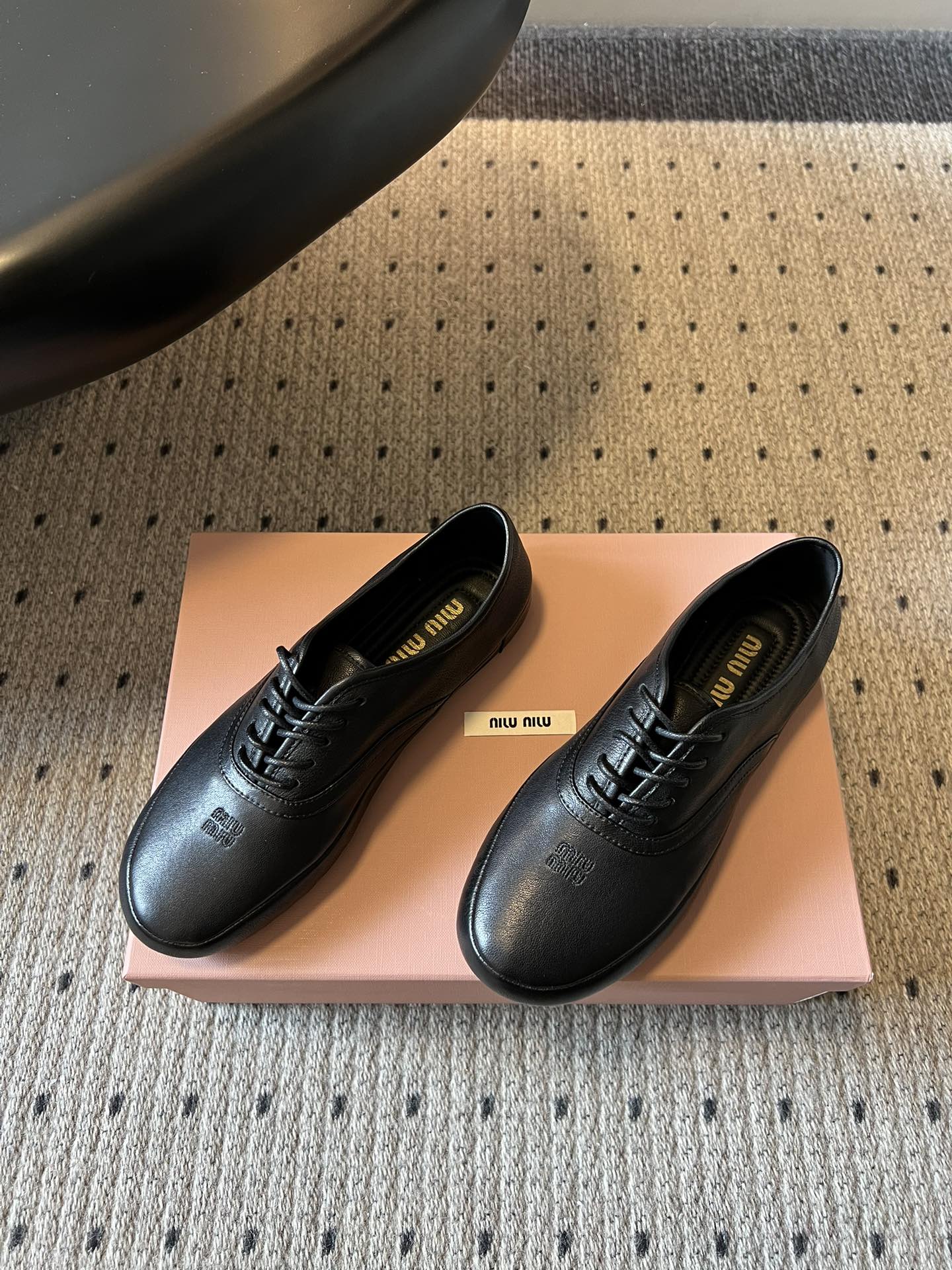 Miu Mi* 26ss 早春新款复古系带皮鞋甄选细腻头层牛皮，触感柔软细腻，越穿越有专属质感，经典牛津