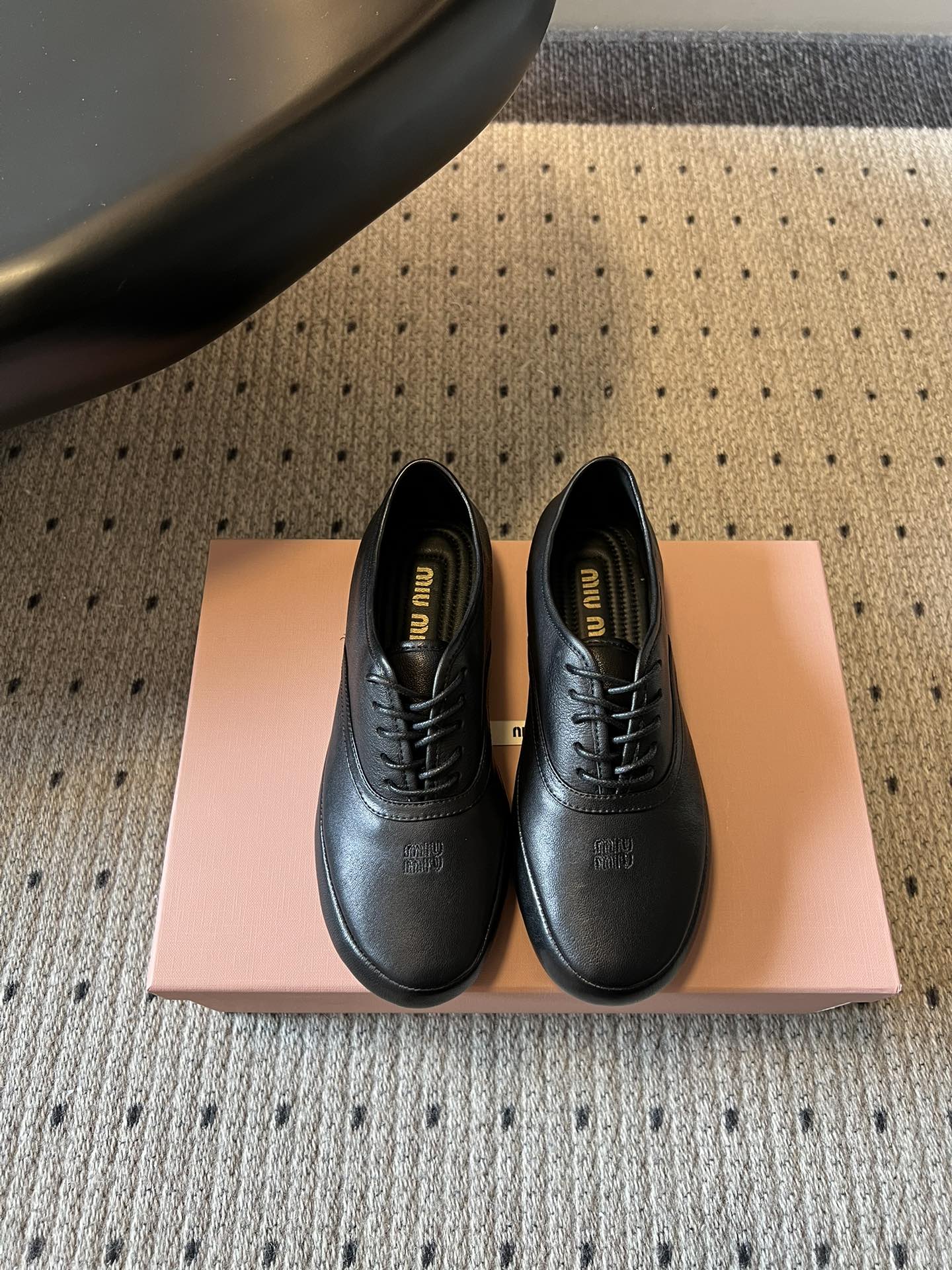 Miu Mi* 26ss 早春新款复古系带皮鞋甄选细腻头层牛皮，触感柔软细腻，越穿越有专属质感，经典牛津