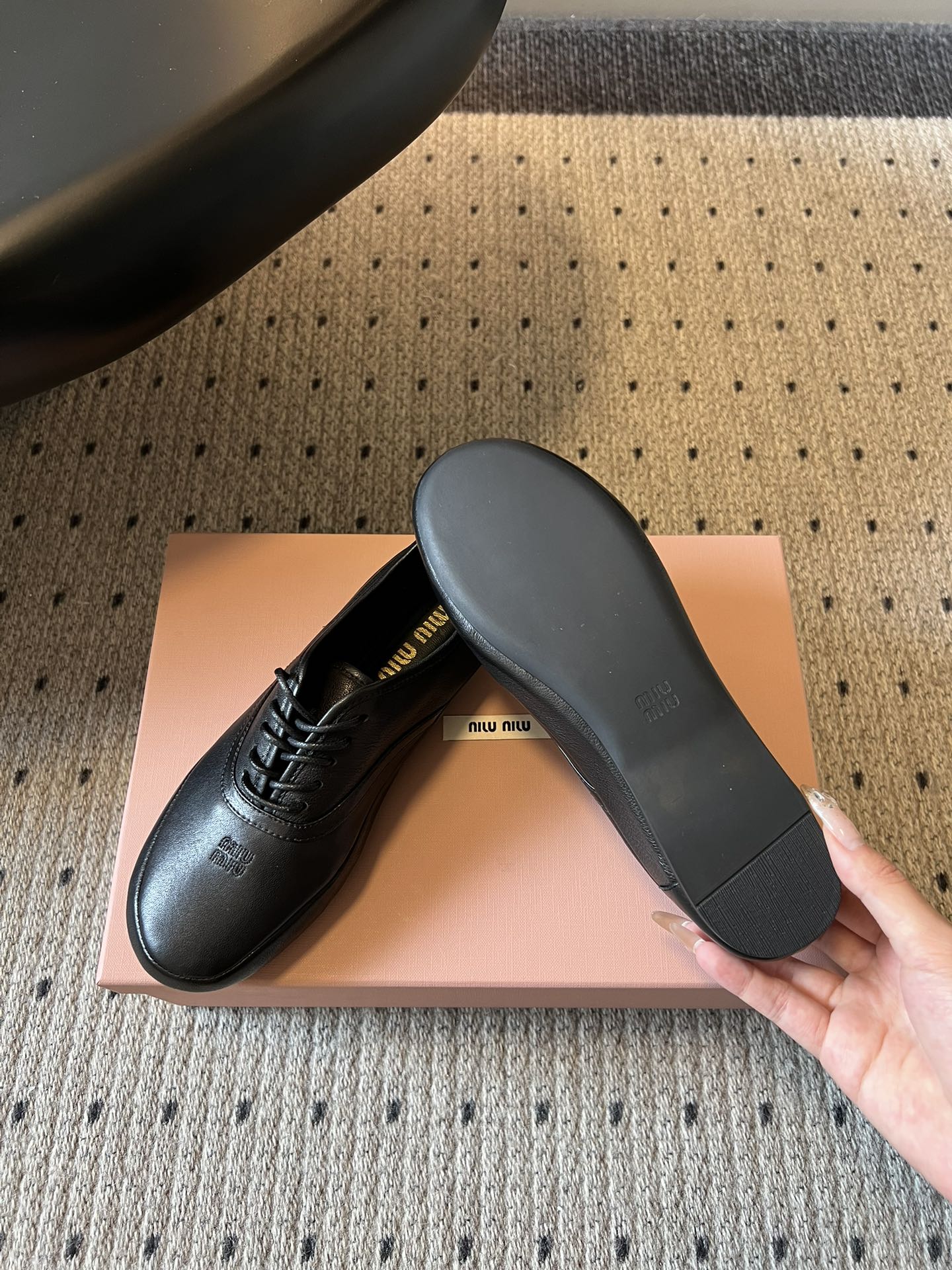 Miu Mi* 26ss 早春新款复古系带皮鞋甄选细腻头层牛皮，触感柔软细腻，越穿越有专属质感，经典牛津