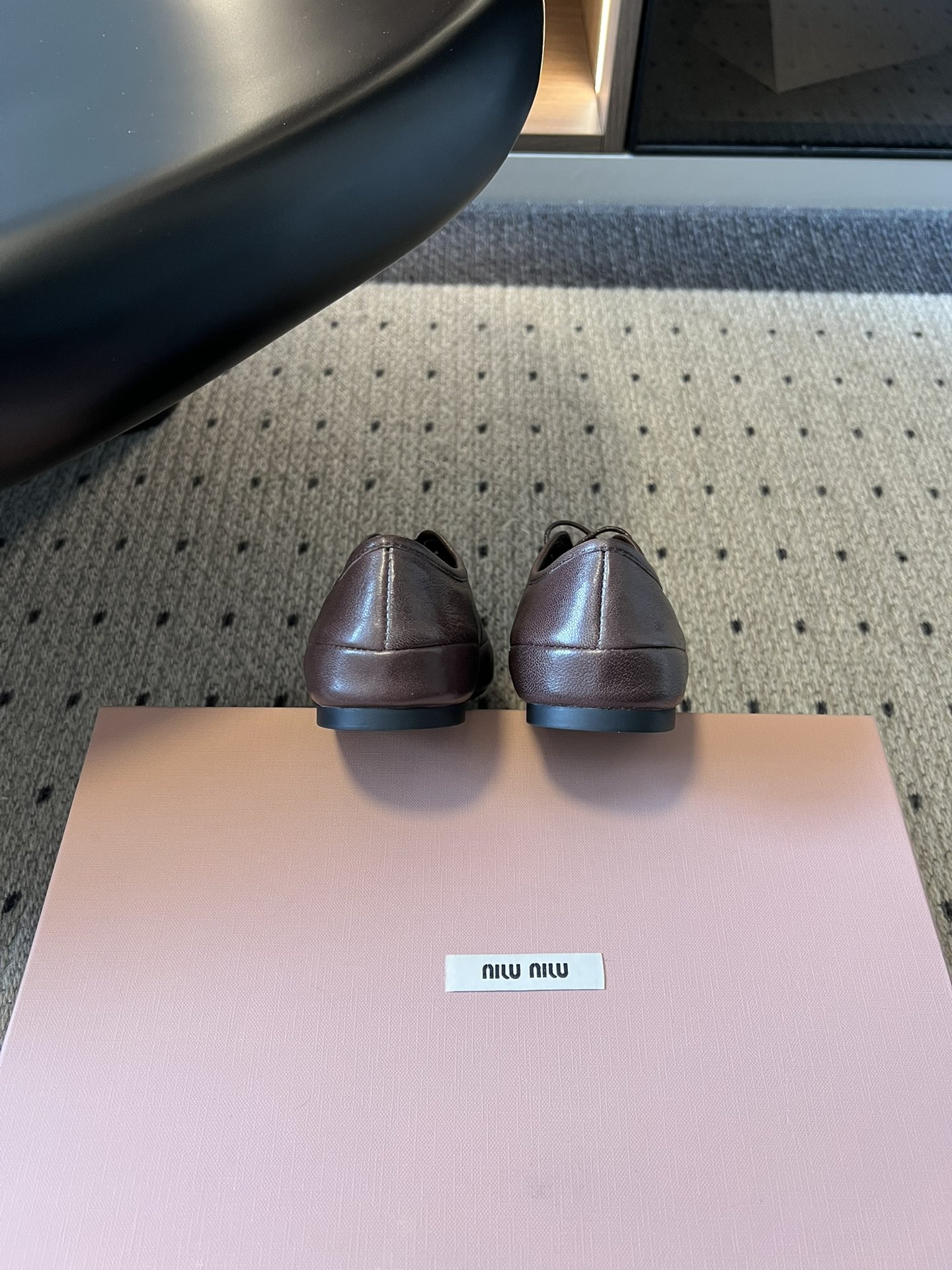 Miu Mi* 26ss 早春新款复古系带皮鞋甄选细腻头层牛皮，触感柔软细腻，越穿越有专属质感，经典牛津