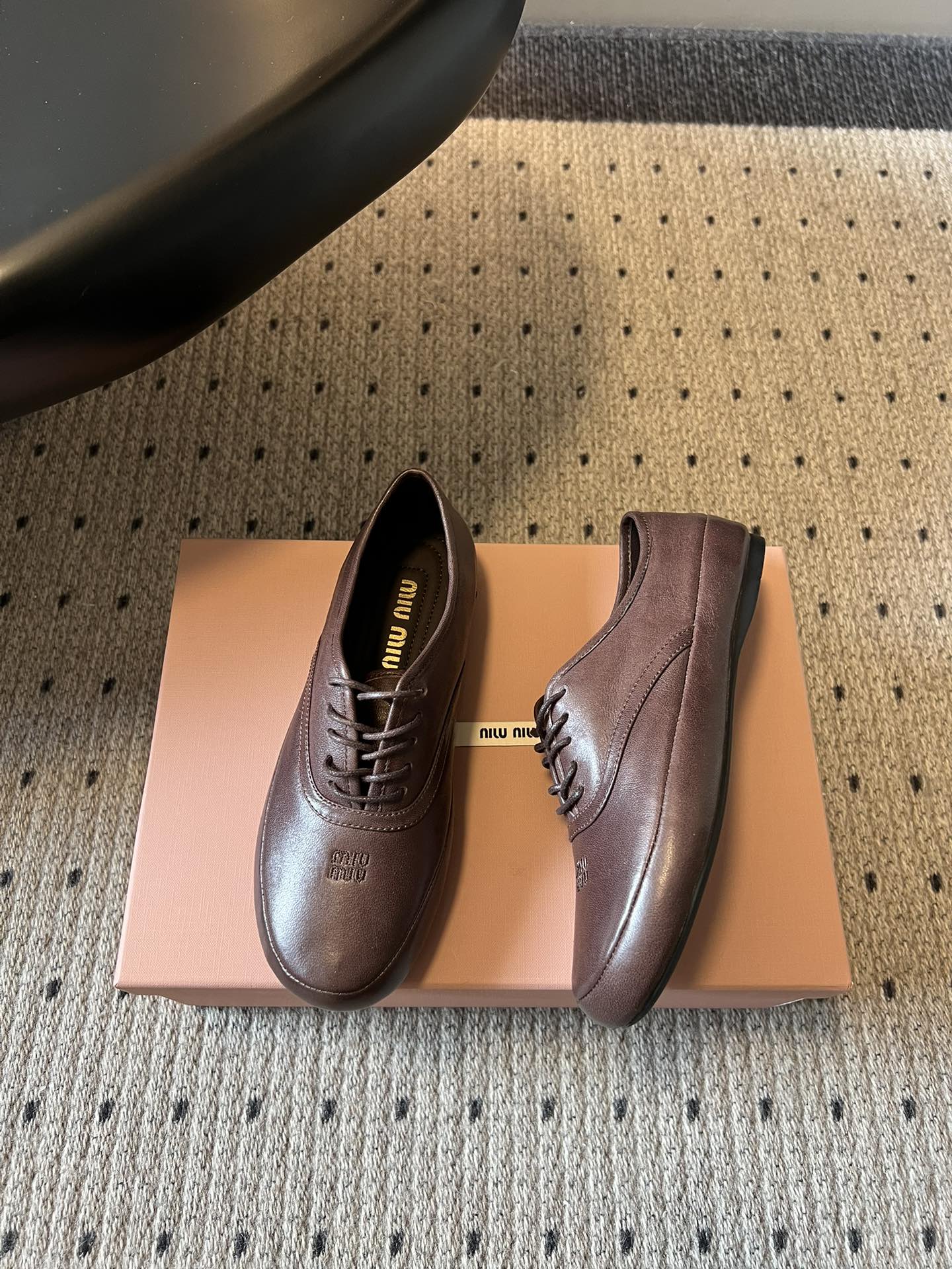 Miu Mi* 26ss 早春新款复古系带皮鞋甄选细腻头层牛皮，触感柔软细腻，越穿越有专属质感，经典牛津