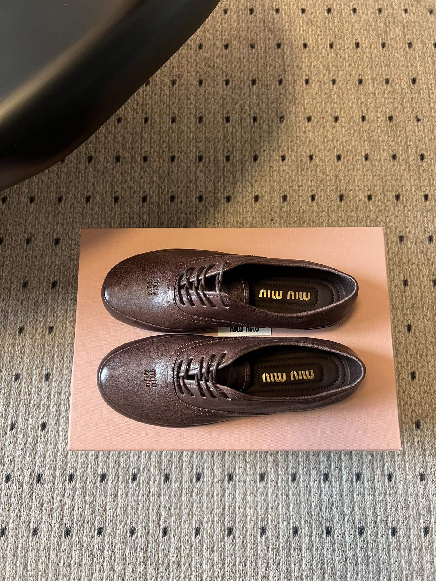 Miu Mi* 26ss 早春新款复古系带皮鞋甄选细腻头层牛皮，触感柔软细腻，越穿越有专属质感，经典牛津