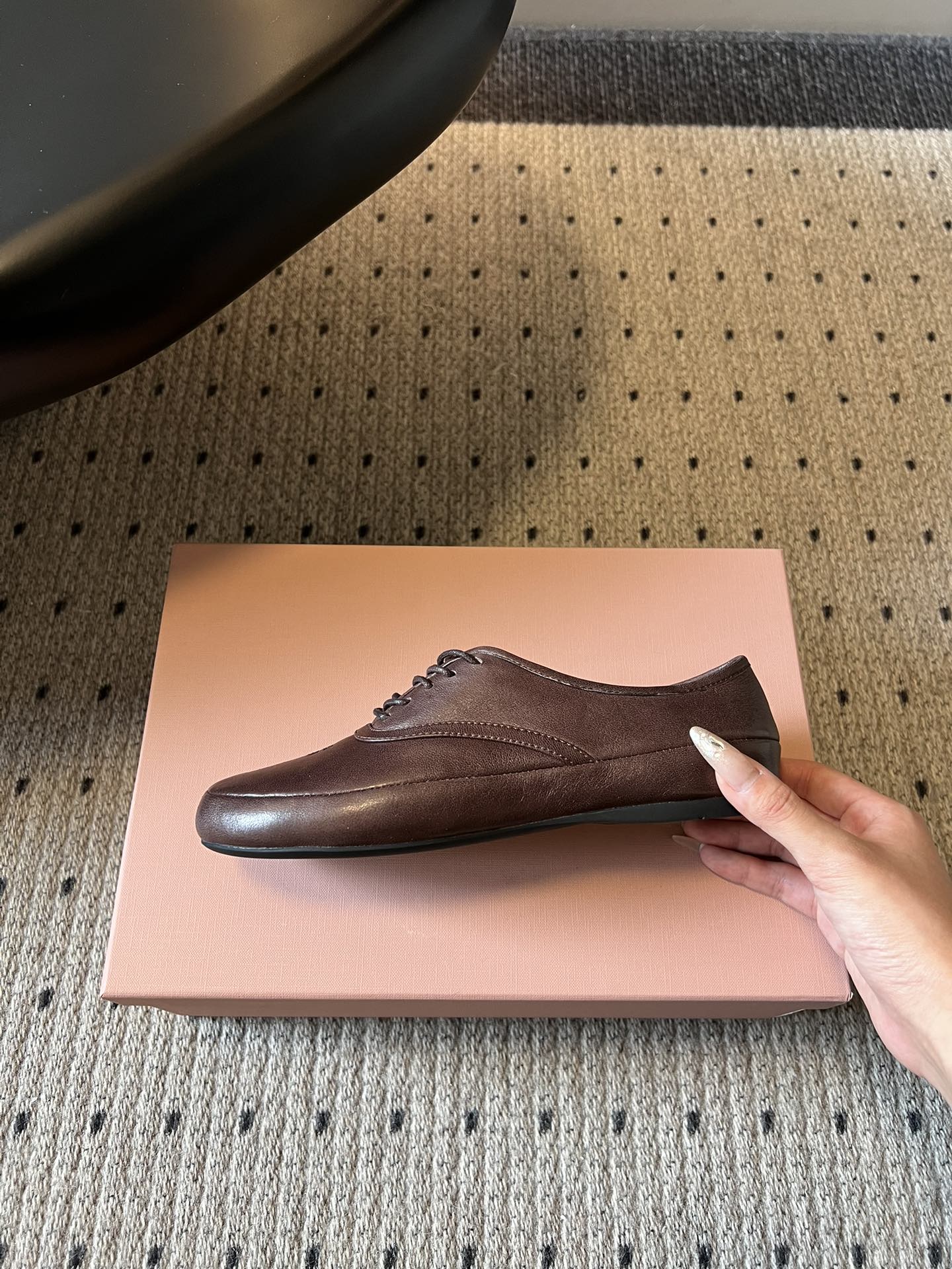 Miu Mi* 26ss 早春新款复古系带皮鞋甄选细腻头层牛皮，触感柔软细腻，越穿越有专属质感，经典牛津