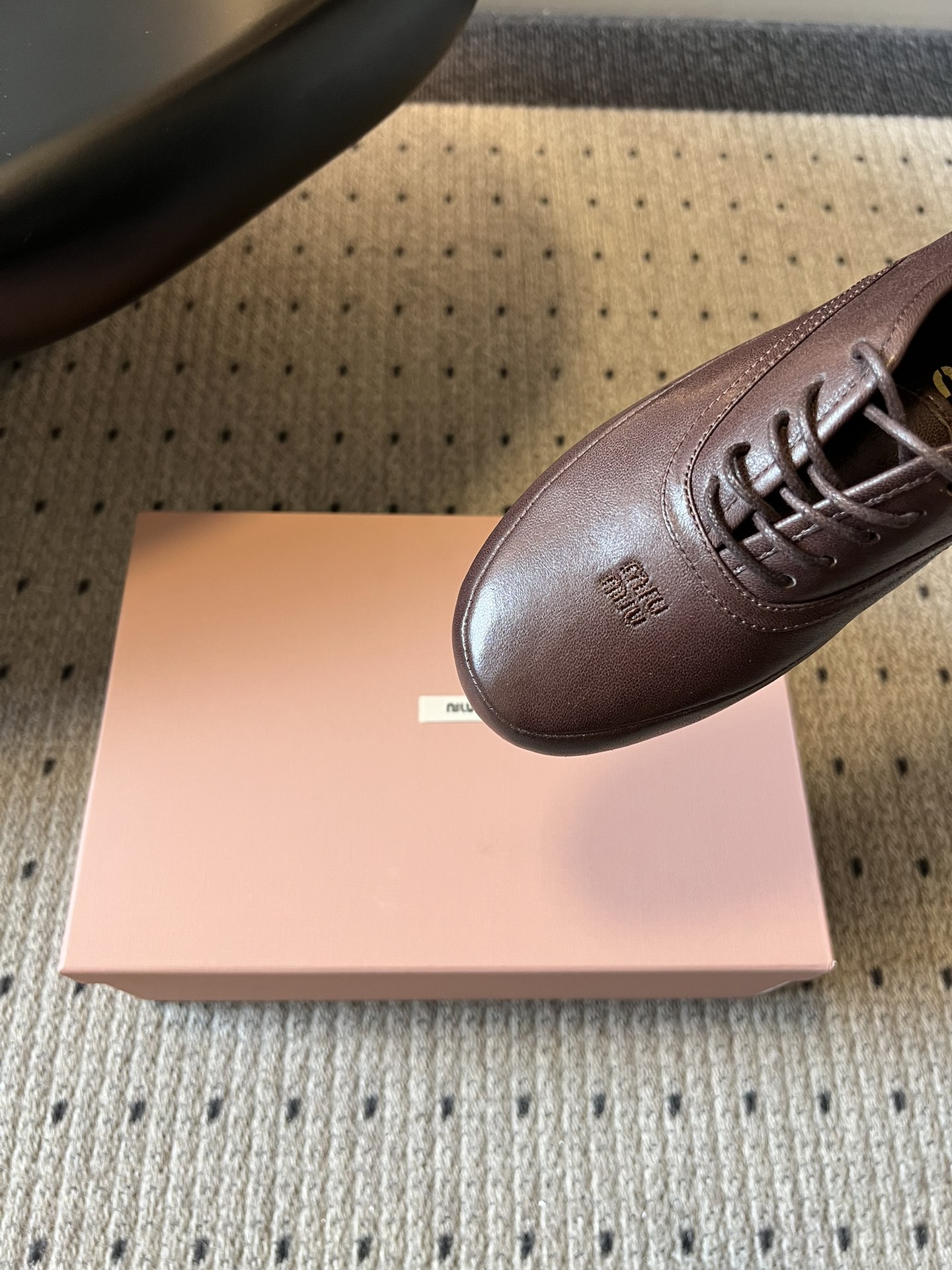 Miu Mi* 26ss 早春新款复古系带皮鞋甄选细腻头层牛皮，触感柔软细腻，越穿越有专属质感，经典牛津