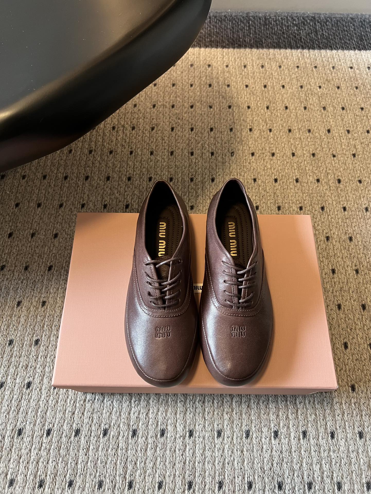 Miu Mi* 26ss 早春新款复古系带皮鞋甄选细腻头层牛皮，触感柔软细腻，越穿越有专属质感，经典牛津