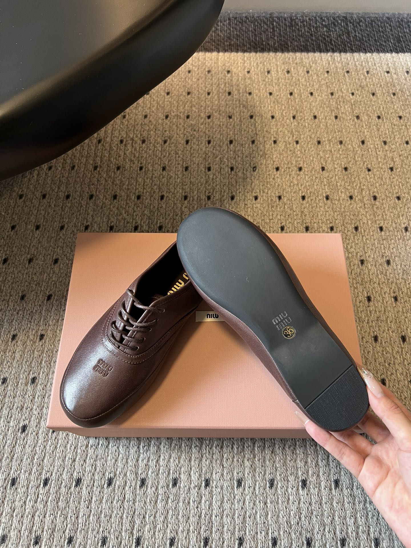 Miu Mi* 26ss 早春新款复古系带皮鞋甄选细腻头层牛皮，触感柔软细腻，越穿越有专属质感，经典牛津