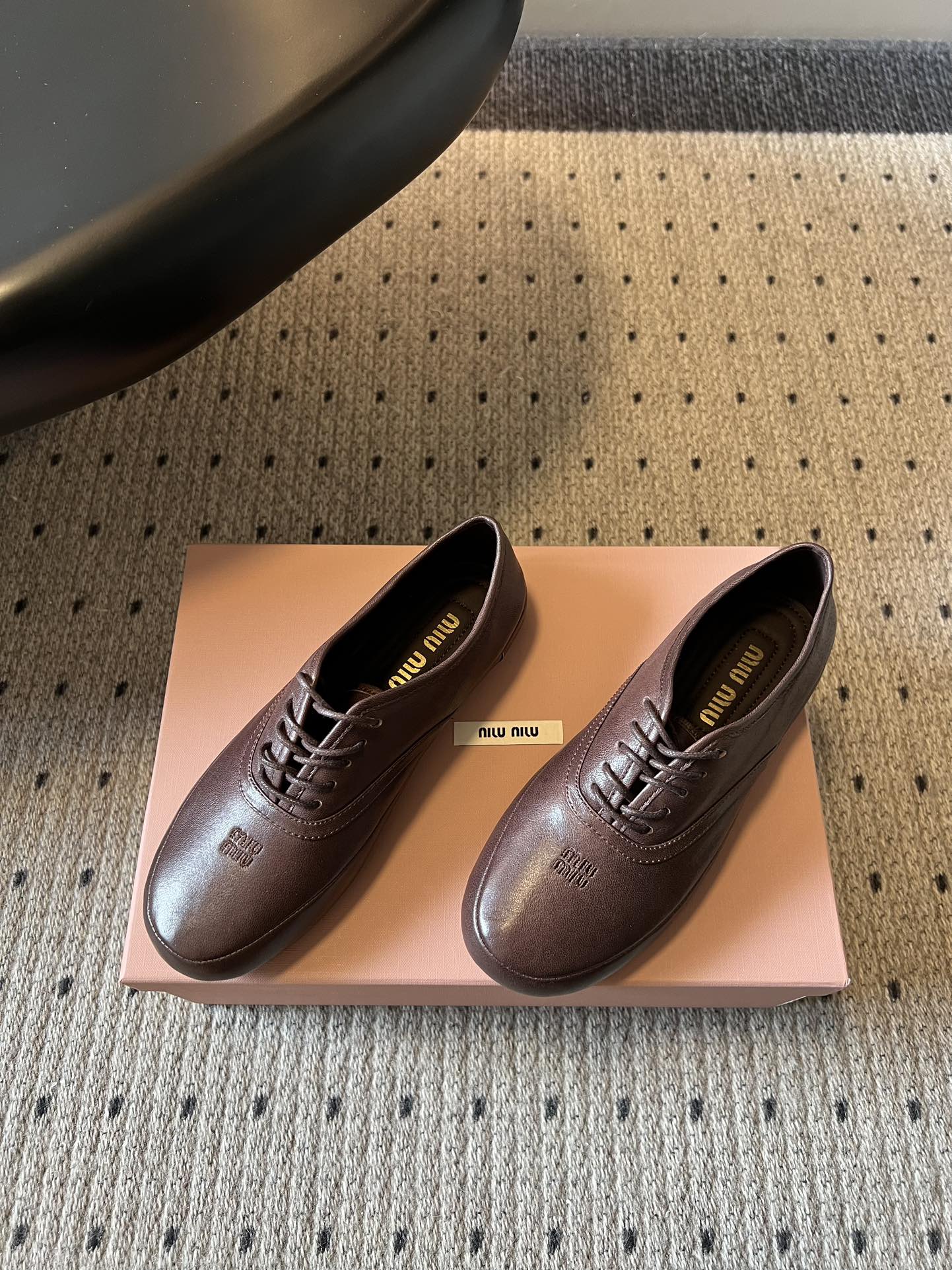 Miu Mi* 26ss 早春新款复古系带皮鞋甄选细腻头层牛皮，触感柔软细腻，越穿越有专属质感，经典牛津