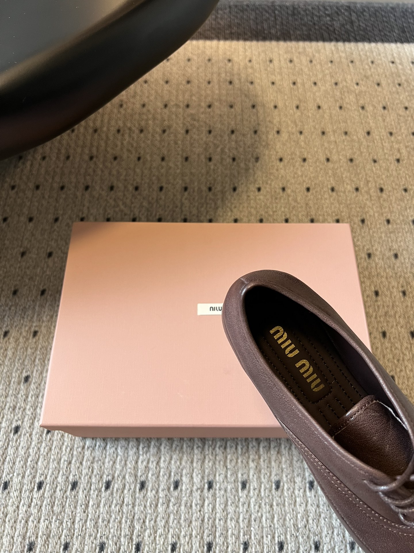 Miu Mi* 26ss 早春新款复古系带皮鞋甄选细腻头层牛皮，触感柔软细腻，越穿越有专属质感，经典牛津