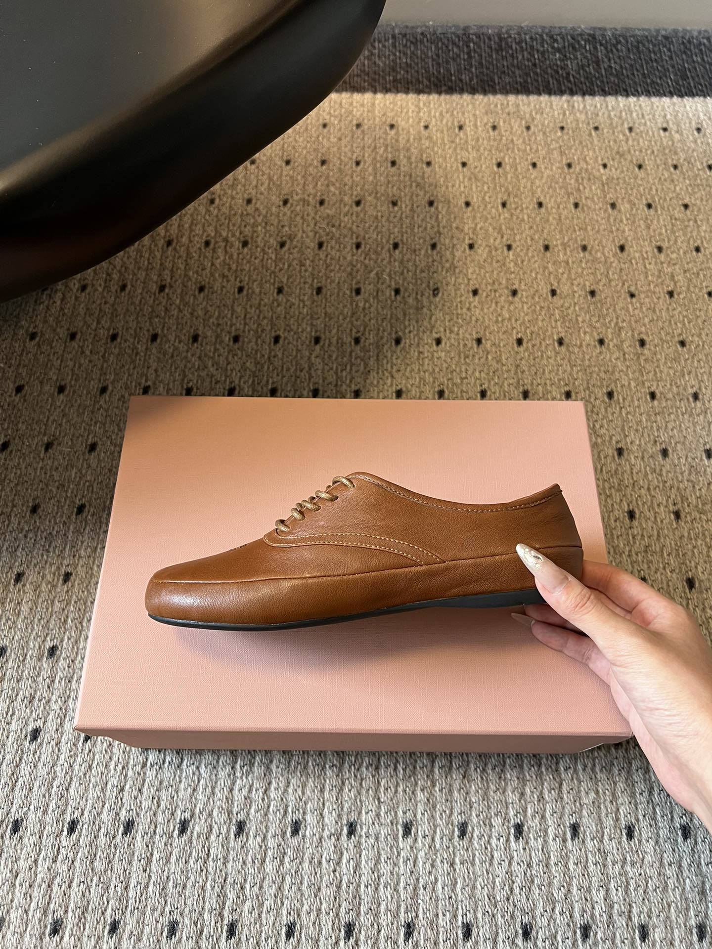 Miu Mi* 26ss 早春新款复古系带皮鞋甄选细腻头层牛皮，触感柔软细腻，越穿越有专属质感，经典牛津