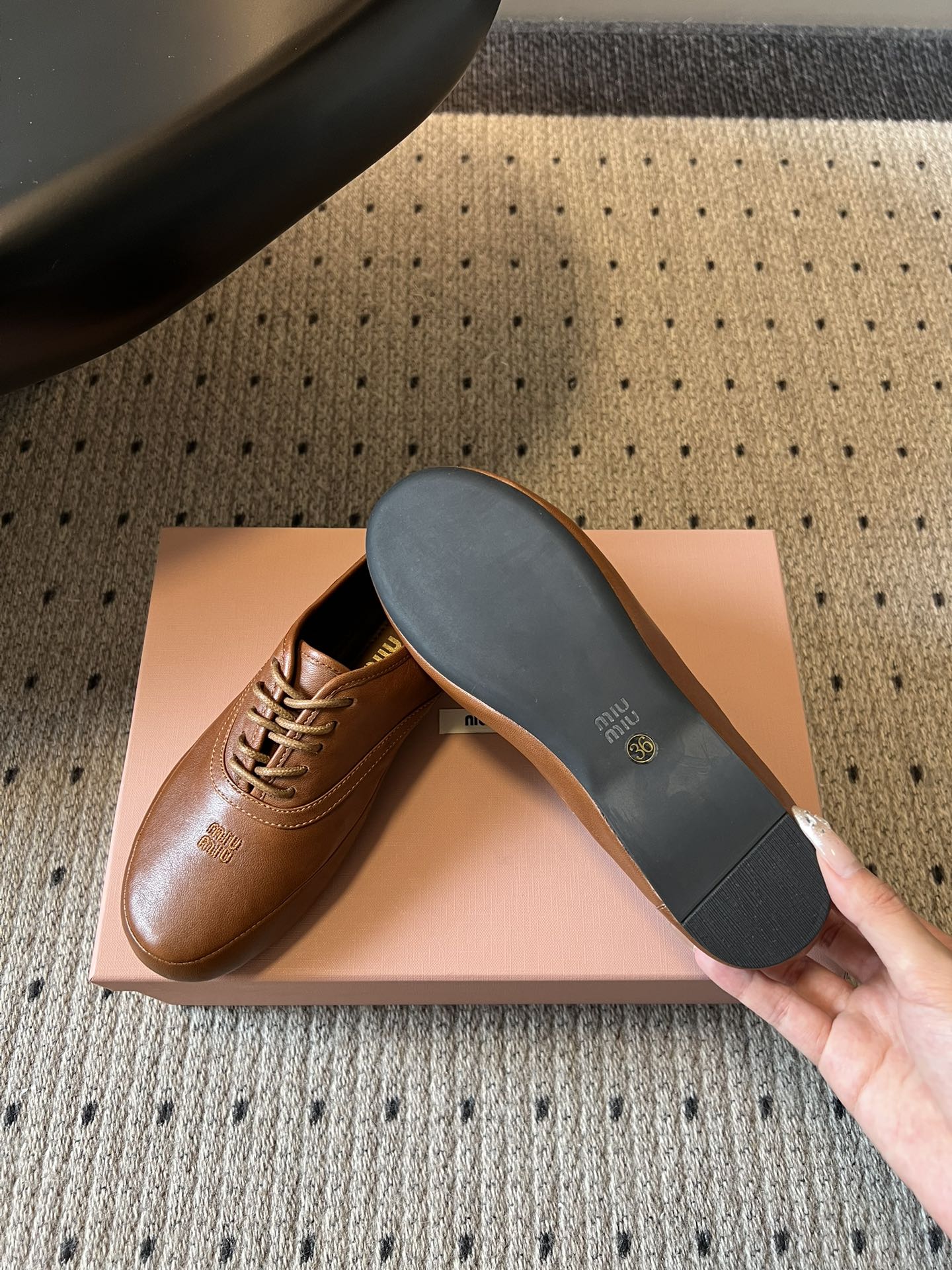 Miu Mi* 26ss 早春新款复古系带皮鞋甄选细腻头层牛皮，触感柔软细腻，越穿越有专属质感，经典牛津